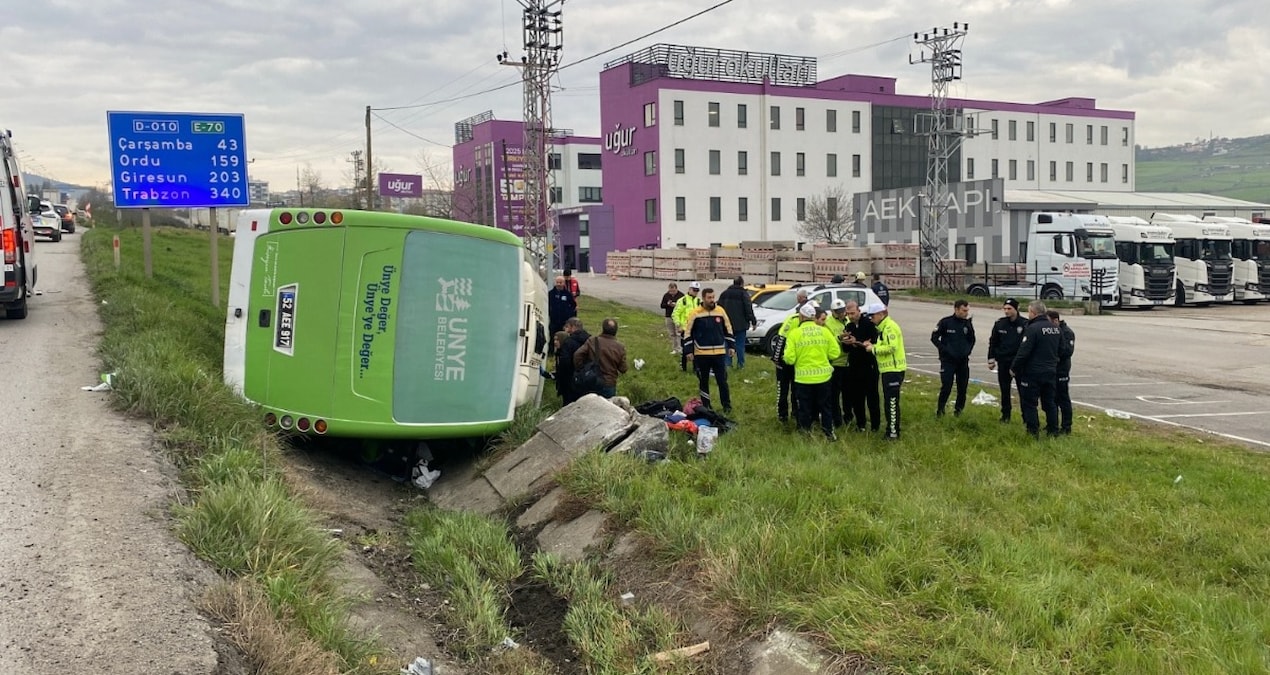 Sıcak Gündem: Samsun'da otobüs yan yattı: 9’u öğrenci, 11 yaralı - En Son Haber: Gelişmeler Takip Ediliyor