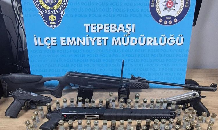 Sıcak Gündem: Sanal medyadan silahlı fotoğraf paylaşan 2 şüpheli gözaltında - Son Dakika