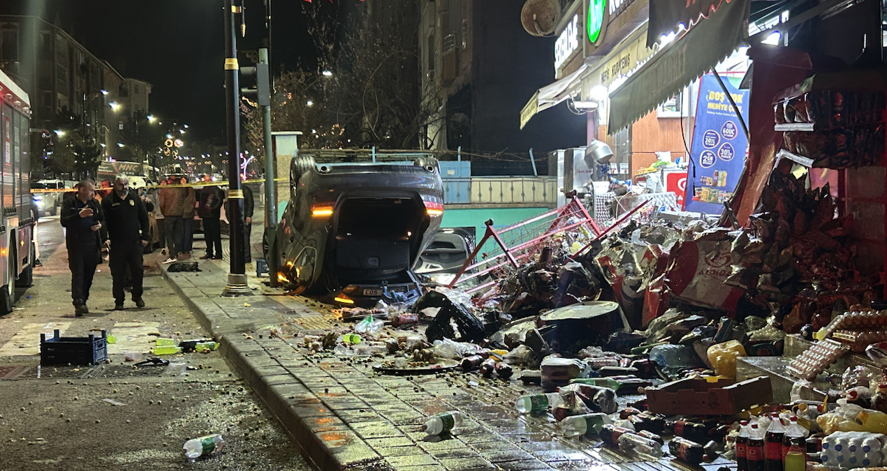 Ayrıntılar Netleşti: Saniyelerle gelen mucize: Direksiyon hakimiyetini kaybetti dükkana daldı - En Son Haber -