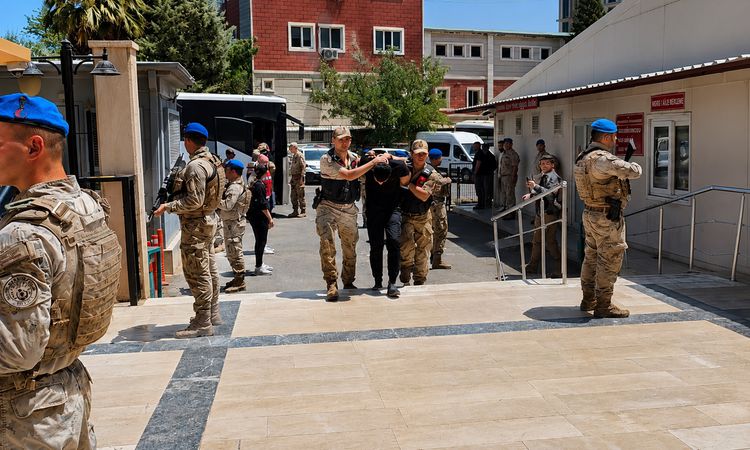 Son Gelişme: Şanlıurfa'da jandarma kıyafetiyle 13 kilogram altın gasbeden 9 şüpheli adliyede - Son Dakika Habe