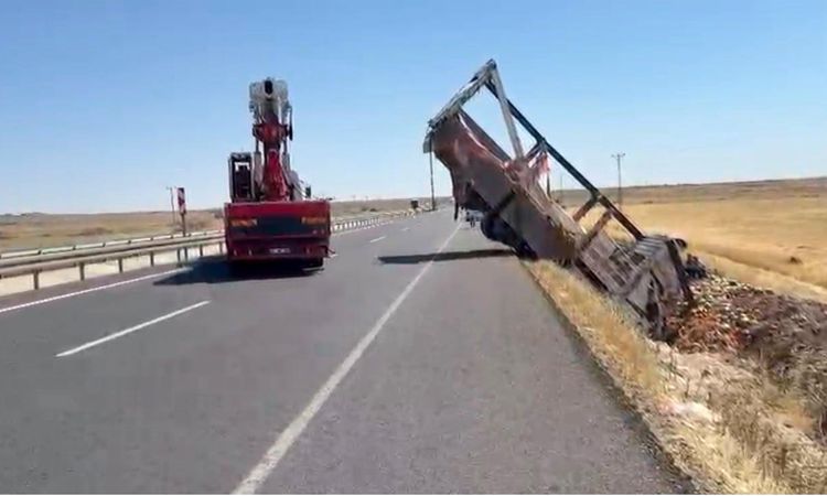 A truck loaded with watermelons overturned into a ditch in Şanlıurfa: 2 injured - News