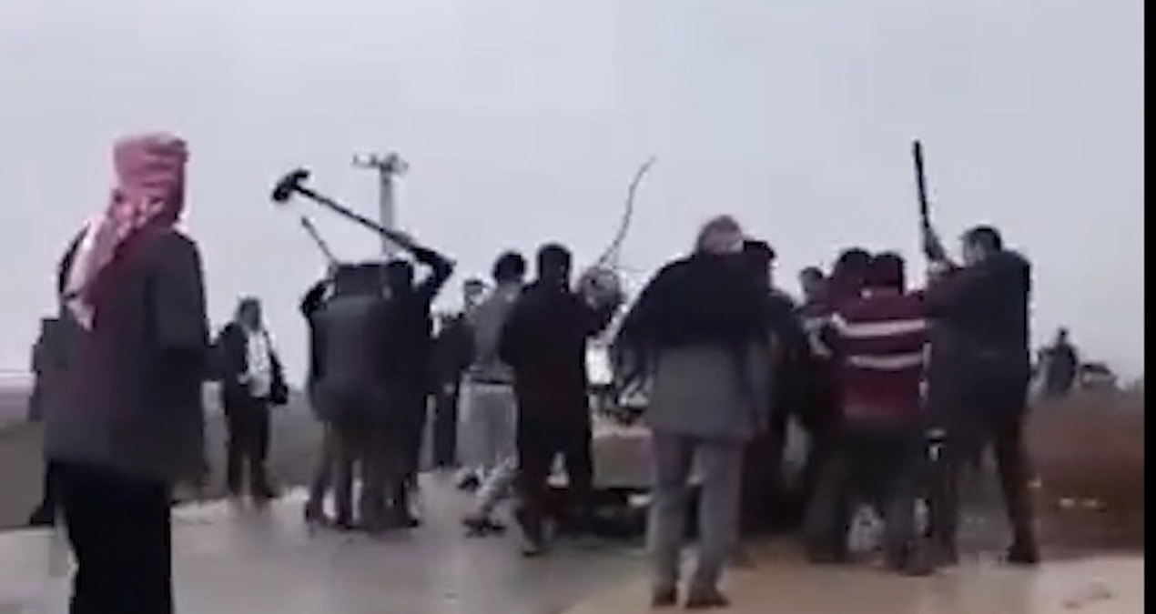 Gündemden Son Bilgiler: Şanlıurfa'da meydan savaşı gibi kavga: Taş, sopa ve küreklerle birbirlerine saldırdıla