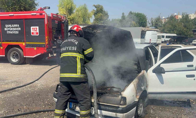 Şanlıurfa’da otomobil alevlere teslim oldu - Son Dakika Bilgileri