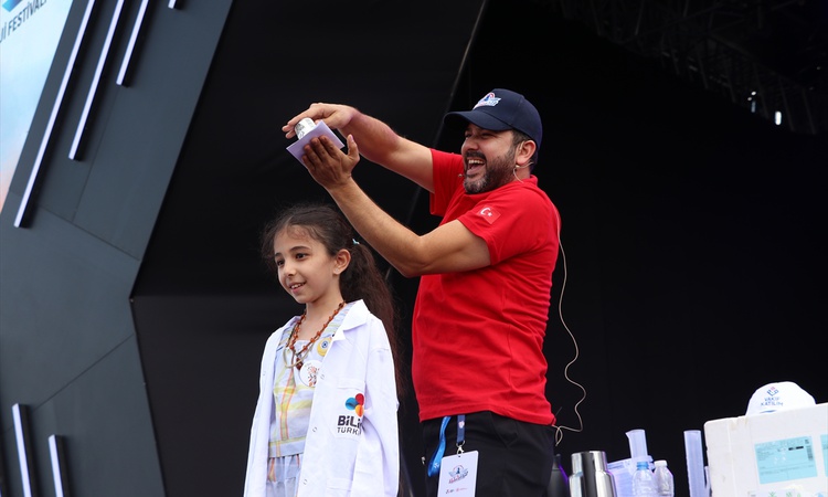 Şanlıurfa'da TEKNOFEST Güneydoğu kapsamında çocuklara bilim şovu düzenlendi