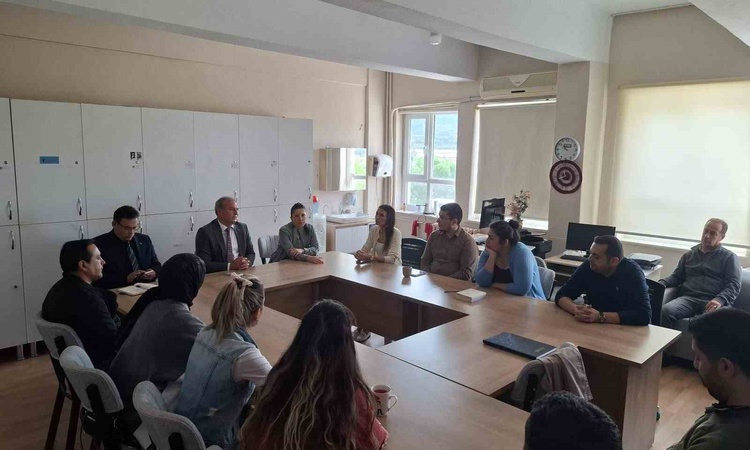 Sarıgöl'de Milli Eğitim müdürleri okulu ziyaret edip öğretmenlerle görüştü: Gelişmeler Takip Ediliyor