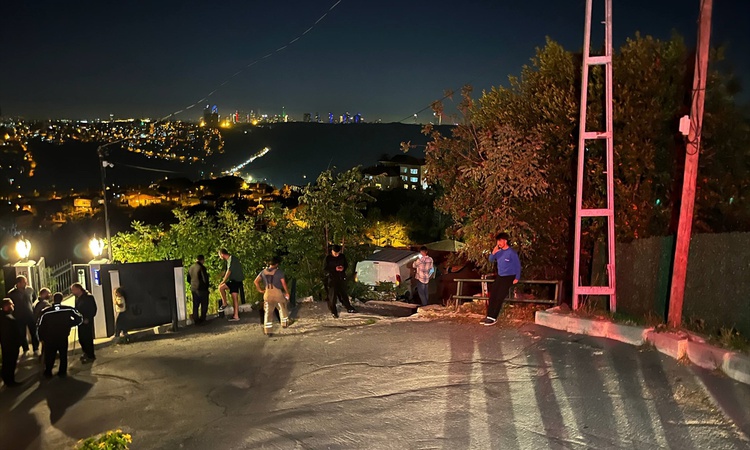 Sarıyer'de hafif ticari araç tek katlı evin çatısına gerileme kaydetti, sürücü yaralandı