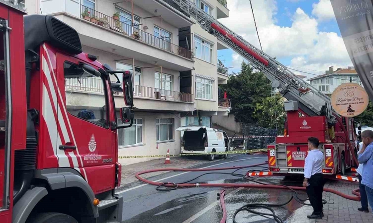 Sarıyer'de iki binanın çatısına sıçrayan yangında bir araç kullanılamaz hale geldi ve Merak Edilenler