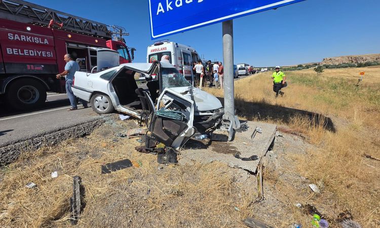 Son Gelişme: Şarkışla'da Direğe Çarpan Otomobilde 3 Yaralı - Haberleri | İşte Tüm Ayrıntılar