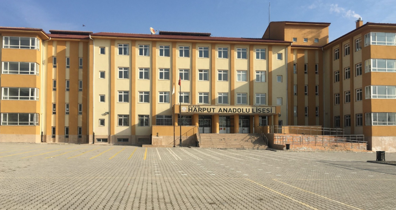 Satır, bıçak, mermi! Lisede facia son anda önlendi - Haberleri