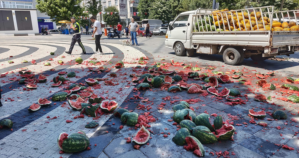 He smashed watermelons that were not allowed to be sold in front of the municipality - Breaking News