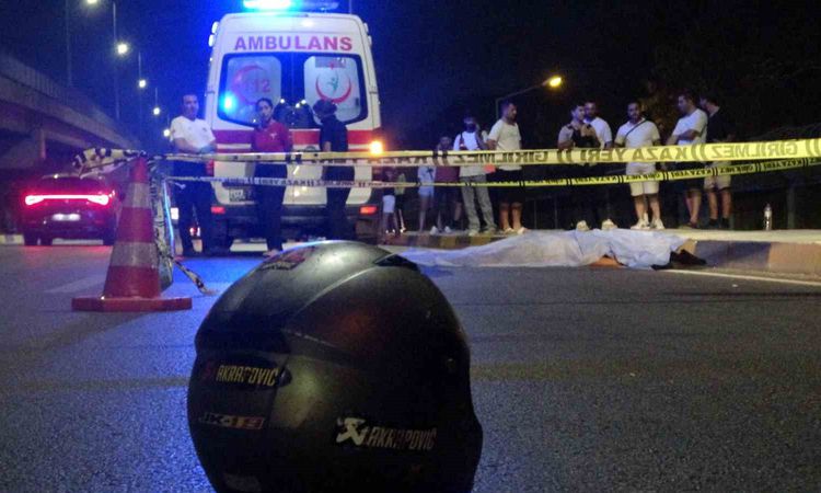 Kritik Açıklama: Savrulan motosikletten düşerek başını kaldırıma çarpan genç yaşamını yitirdi - Son Dakika ve