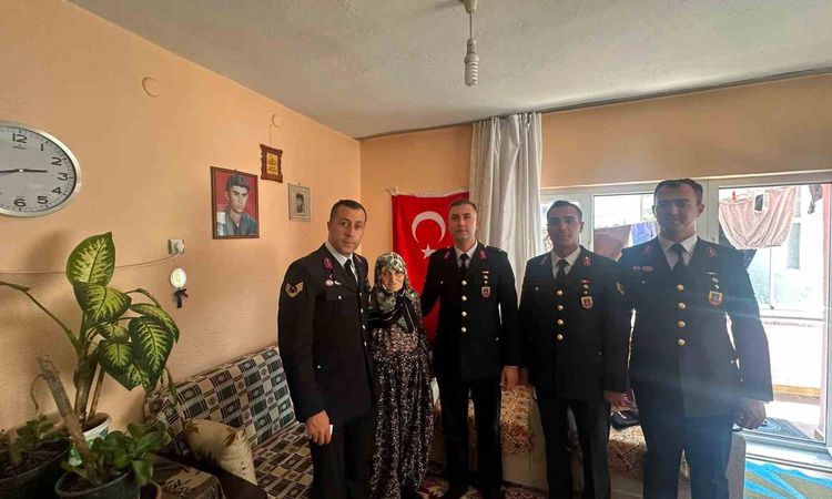 Ayrıntılar Netleşti: Şehit ailesine vefa ziyareti - Son Dakika Haberleri | İşte Tüm Ayrıntılar