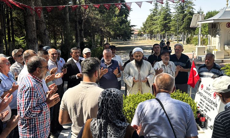 Martyr Ömer Halisdemir's grave was flooded with visitors on its 10th anniversary - News