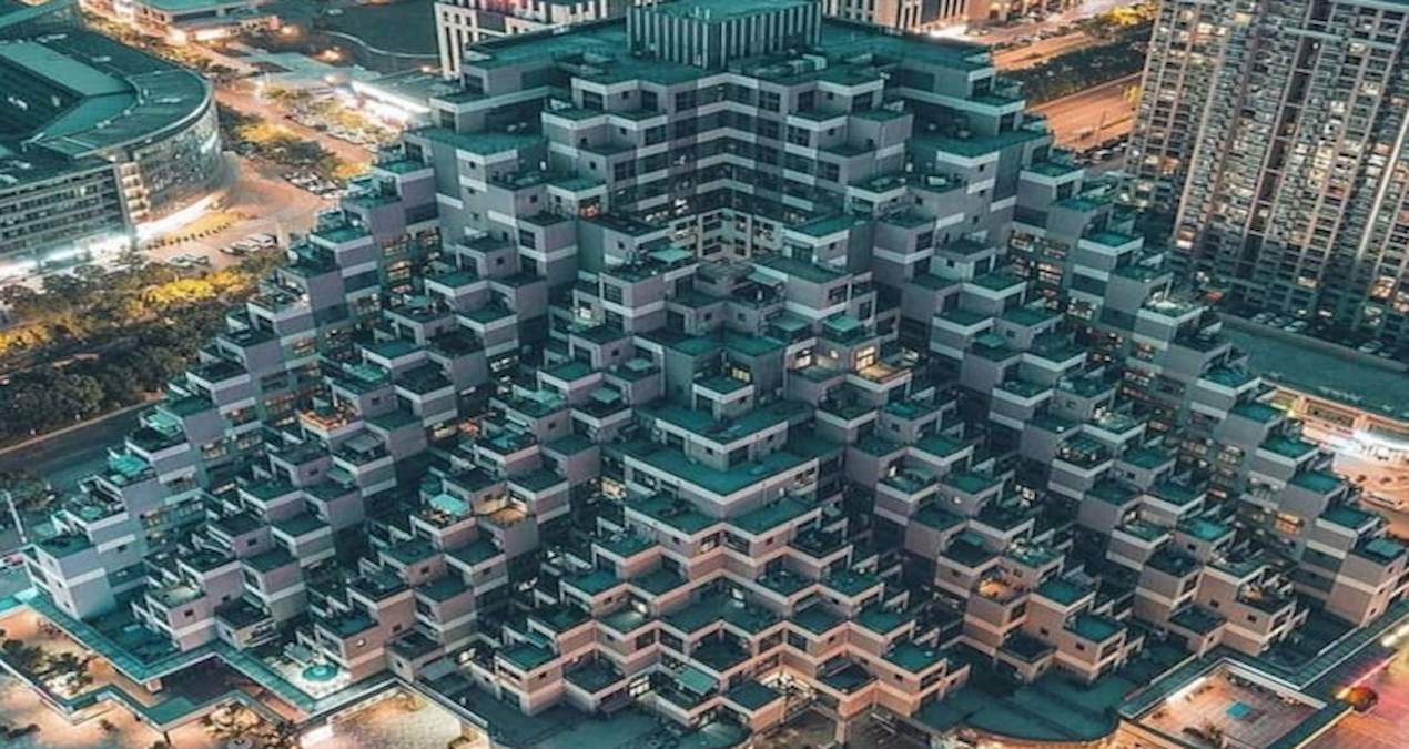 Sıcak Gündem: Şehrin ortasına piramide benzeyen apartman inşa ettiler - Son Dakika - Son Dakika Bilgileri