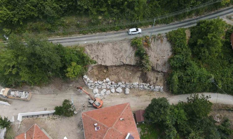 Son Gelişme: Selzede köy yollarına 40 km uzaktan taşla onarım - Son Dakika ve Merak Edilenler
