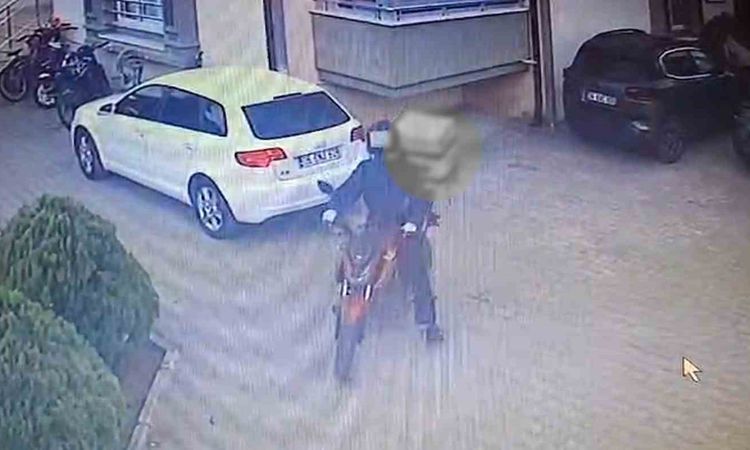 Ayrıntılar Netleşti: Serdivan'da Kurye Motosikleti Kasklı Hırsız Tarafından Çalındı - Son Dakika | İşte Tüm Ay
