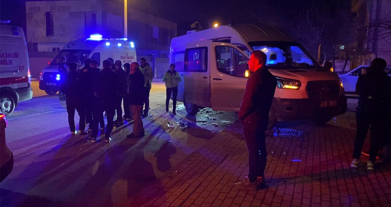 Sıcak Gündem: Servis minibüsüyle otomobil çarpıştı: 9 yaralı - En Son Haber - Son Dakika Bilgileri