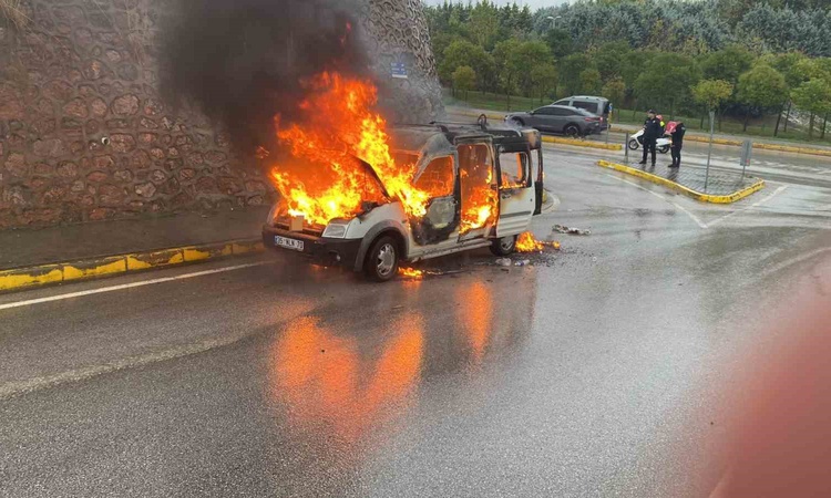 Seyir halindeki araç alevlere teslim oldu ve Merak Edilenler
