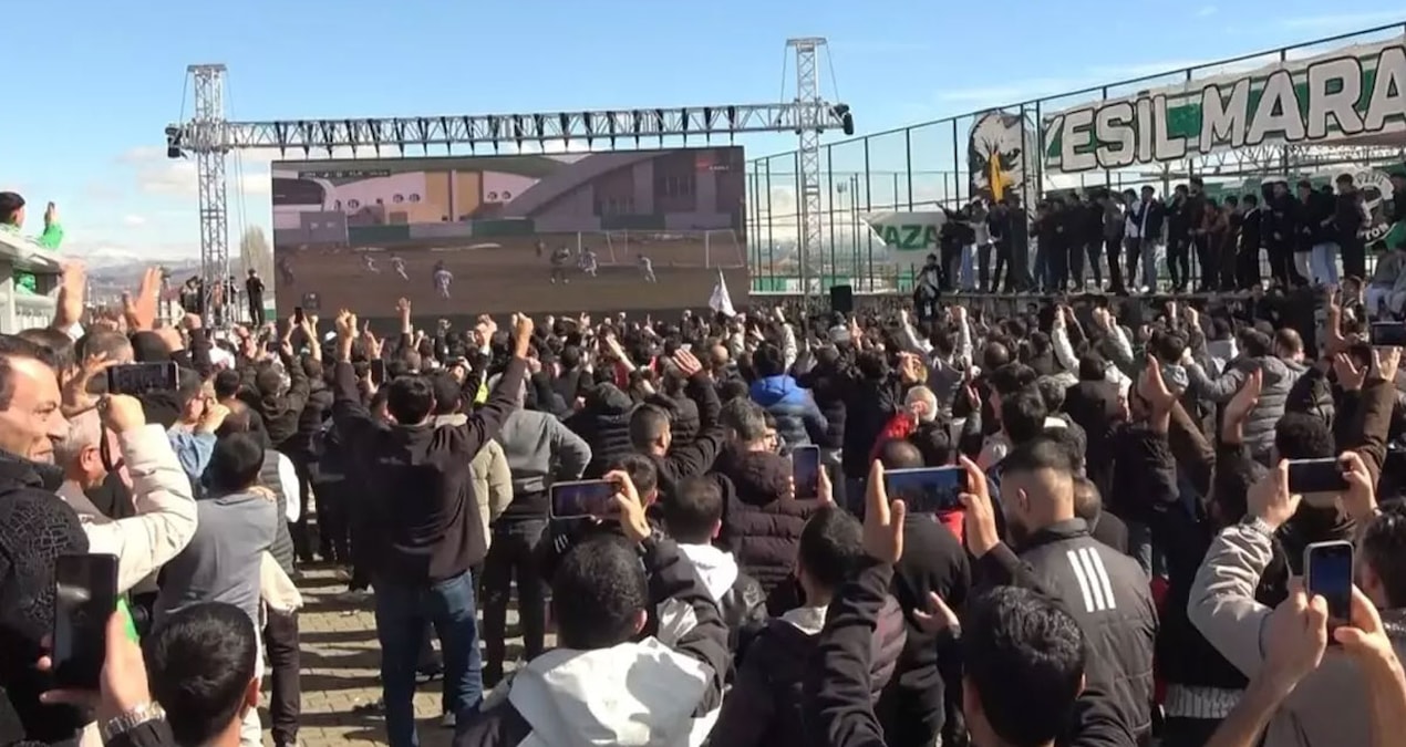 Son Gelişme: Seyircisiz maçta şehir meydanında taraftar rekoru kırıldı: Tam 7 golle zirvede şov yaptılar - Son