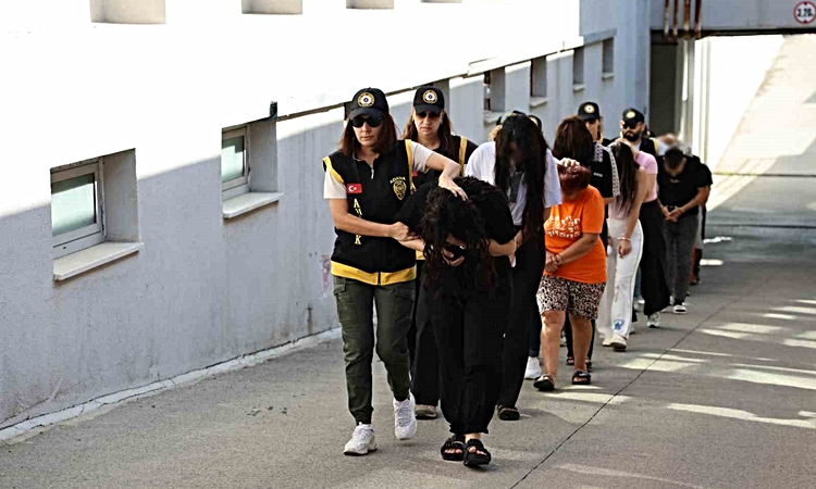 Sıcak Gündem: Adana merkezli fuhuş operasyonunda 7'si kadın 18 şüpheli yakalandı, 17'si hakkında tutuklama kar