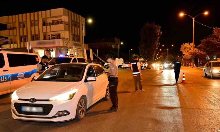 Sıcak Gündem: Adıyaman'da 45 ekiple asayiş uygulamasında 22 sürücüye 206 bin 13 lira ceza kesildi: Gelişmeler