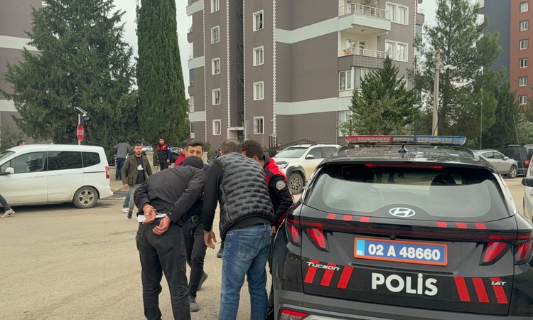 Sıcak Gündem: Adıyaman'da konut sitesindeki kavgada 1 kişi yaralandı, 5 şüpheli yakalanarak gözaltına sevk edi