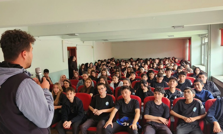 Sıcak Gündem: Afyonkarahisar Emniyeti bin 320 öğrenciye siber zorbalık ve dijital şantajı anlattı ve Merak Edi
