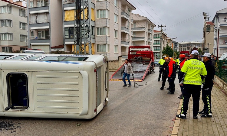 Sıcak Gündem: Afyonkarahisar'da iki minibüs çarpıştı, biri devrildi; 16 yaralıdan çoğu öğrenciydi: Gelişmeler