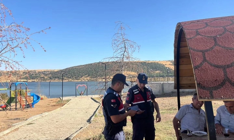 Sıcak Gündem: Afyonkarahisar Sandıklı'da jandarma mesire alanlarını denetledi, 50 bin TL ceza kesti: Gelişmele