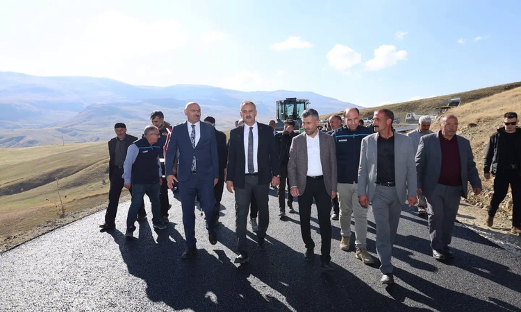 Sıcak Gündem: Ağrı Valisi Bozkurt, köy ziyaretlerinde 22,5 kilometrelik yol çalışmasını inceledi - Son Dakika