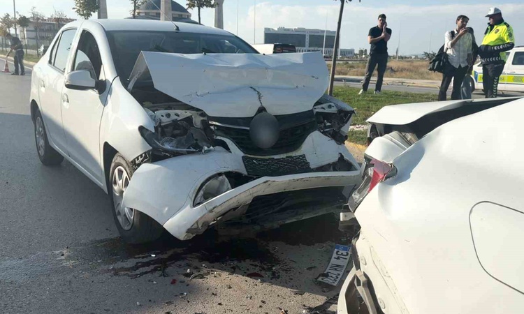Sıcak Gündem: Aksaray'da polis aracı dahil 4 araç zincirleme kazaya karıştı, yaralanan olmadı