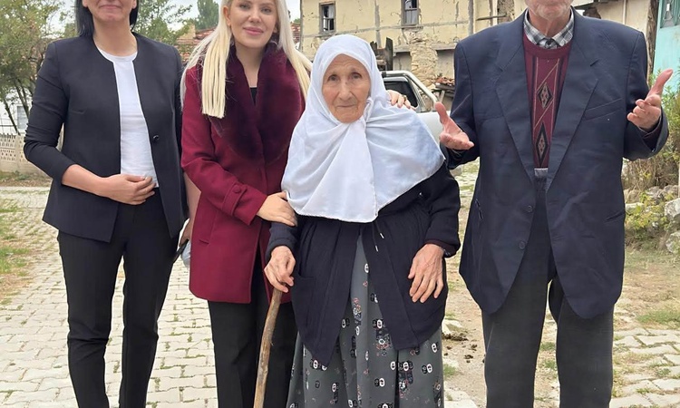 Sıcak Gündem: Altıntaş Kaymakamı Ayşegül Yıldırım, Dünya Yaşlılar Günü'nde yaşlı çifti ziyaret etti: Gelişmele