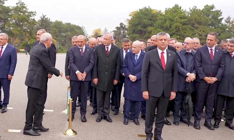 Sıcak Gündem: Anıtkabir'de soğuk rüzgarlar! Kılıçdaroğlu tokalaştı, Özel arkasına bile bakmadı - Son Dakika Bi
