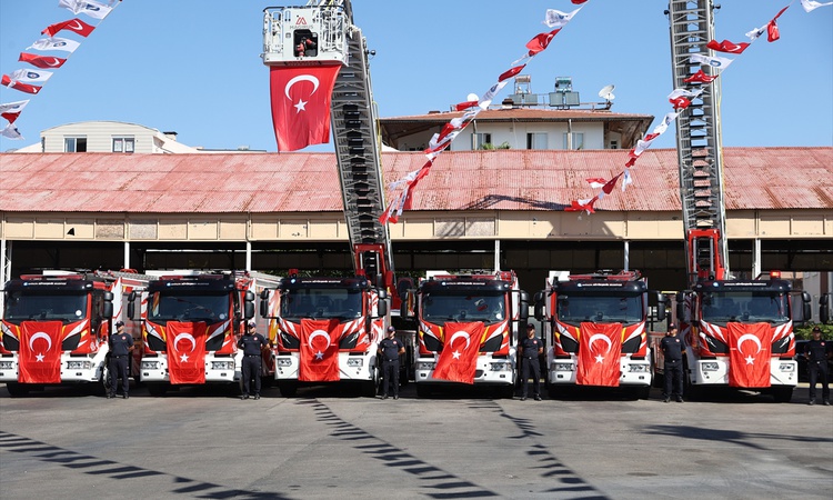 Sıcak Gündem: Antalya Büyükşehir İtfaiyesine 14 milyon avroluk 24 araç hizmete girdi