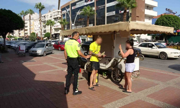 Sıcak Gündem: Antalya Manavgat'ta kırmızı ışıkta bekleyen motosiklet büfeye çarptı, 2 turist yaralanmadı | İşt