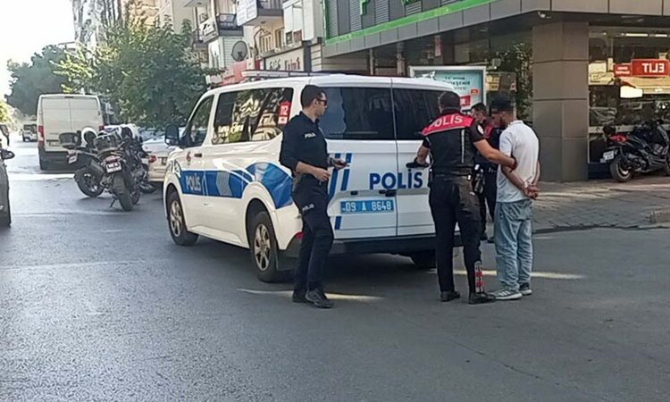 Sıcak Gündem: Aydın Nazilli'de polisten kaçan 2 torbacı, poşetteki uyuşturucuyla yakalanarak gözaltına sevk ed