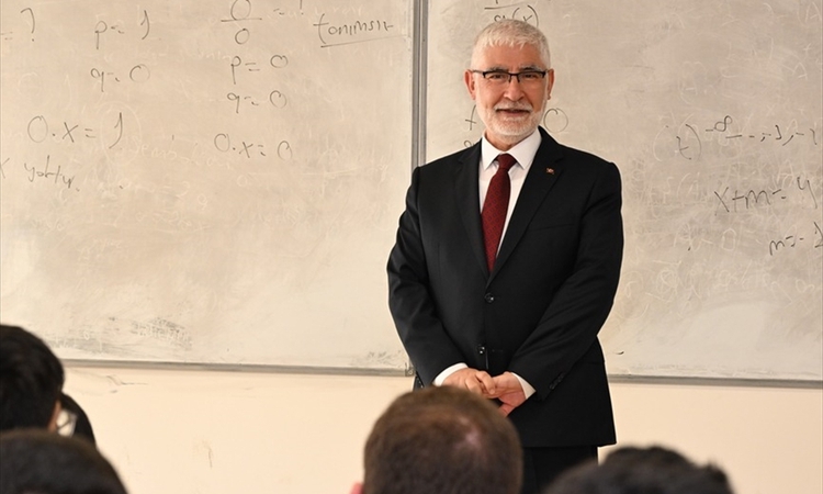 Sıcak Gündem: BAİBÜ Rektörü Prof. Dr. Faruk Yiğit, 2026-2027 eğitim öğretim yılı mesajını yayımladı - Son Daki