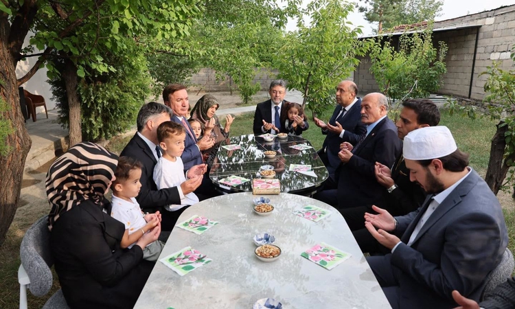 Sıcak Gündem: Bakan Yumaklı, şehit Jandarma Er Yakup Koç’un ailesini ziyaret etti - Son Dakika Bilgileri