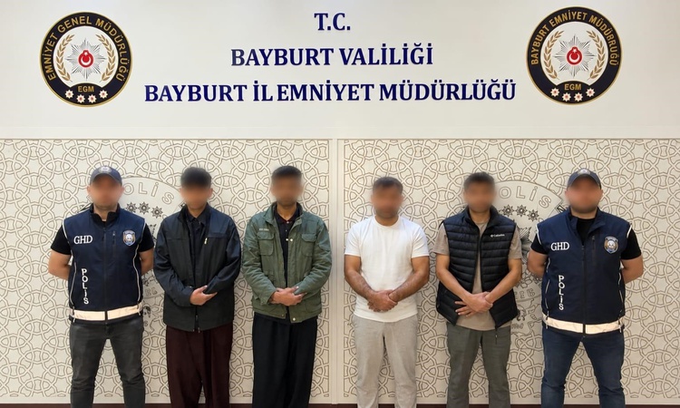 Sıcak Gündem: Bayburt’ta 2 düzensiz göçmen ile 2 şüpheli yakalandı: Gelişmeler Takip Ediliyor