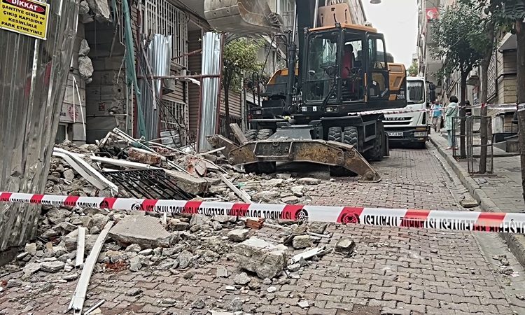 Sıcak Gündem: Beşiktaş'ta yıkımda kopan parçalar 5 katlı apartmanın tahliyesine neden oldu