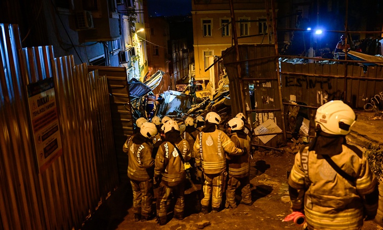Sıcak Gündem: Beyoğlu'nda Kurdela Sokak'taki 4 katlı bina çöktü, enkazda arama başlatıldı