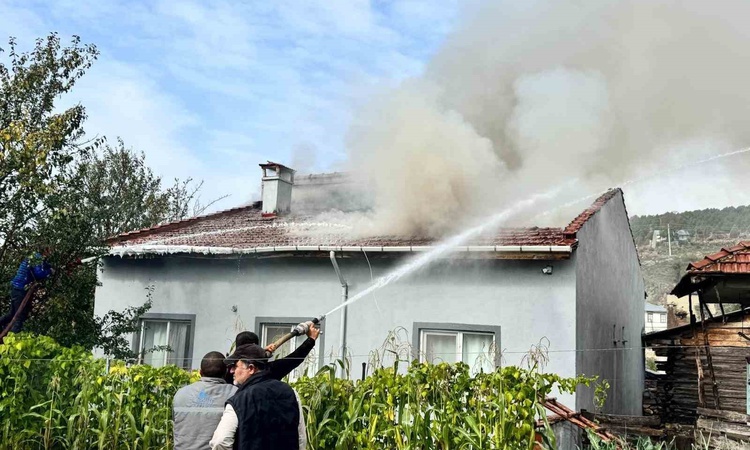 Sıcak Gündem: Bilecik Pazaryeri'nde kaynak kıvılcımı 1 litre benzini tutuşturdu, çatı katı yandı: Gelişmeler T