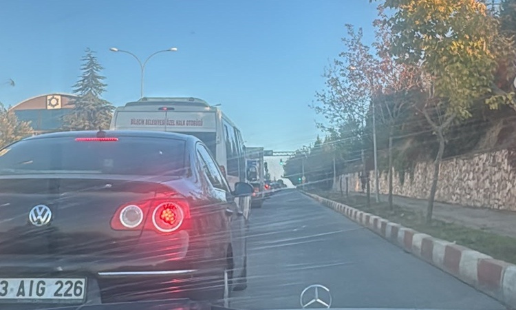 Sıcak Gündem: Bilecik Sanayi rampasında trafik ışıkları kuyruğa yol açıyor, sürücüler çözüm istiyor: Gelişmele