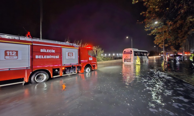 Sıcak Gündem: Bilecik'te su birikintisinde mahsur kalan işçi servisi halatla çekilerek kurtarıldı