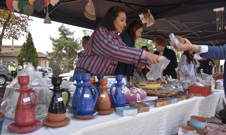 Sıcak Gündem: Bilecik'te polis eşlerinden öğrencilere burs için kermes açıldı: Gelişmeler Takip Ediliyor