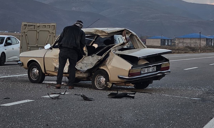 Sıcak Gündem: Bingöl Karlıova'da otomobil ile motosiklet çarpıştı, 3 kişi yaralandı