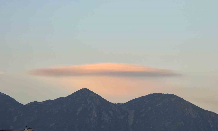 Sıcak Gündem: Bitlis'te UFO'yu andıran mercek bulutu gökyüzünde görsel şölen oluşturdu