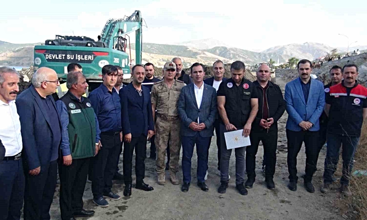 Sıcak Gündem: Bitlis Valisi Ahmet Karakaya, Tatvan'da Van Gölü dip çamuru temizliğini inceledi - Son Dakika Bi