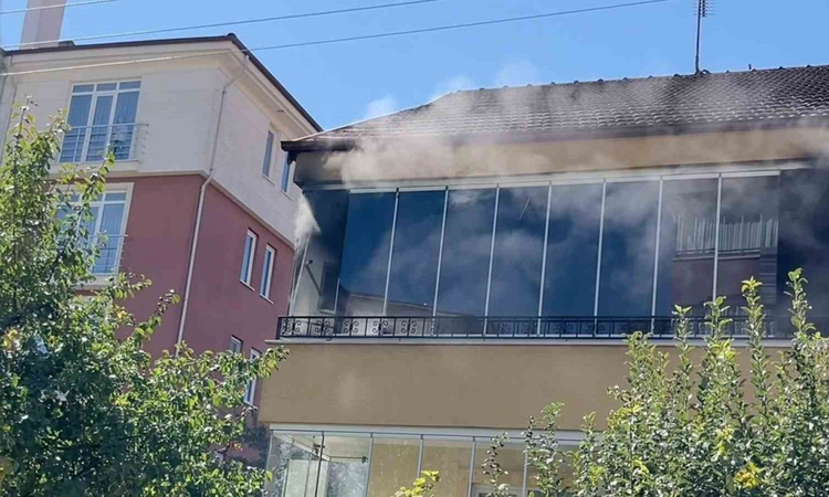 Sıcak Gündem: Bolu'da balkondaki elektrik yangını itfaiye evin içine sıçramadan kontrol altına aldı | İşte Tüm