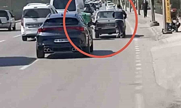 Sıcak Gündem: Bursa'da arızalanan otomobili motokurye motosikletten ayağıyla itti